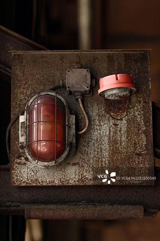 工厂里的旧灯图片素材