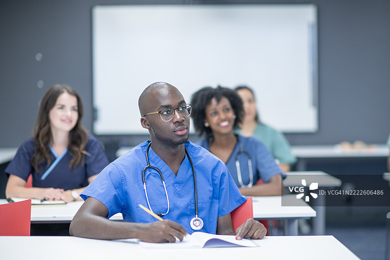 医学生在课堂培训中专心学习图片素材