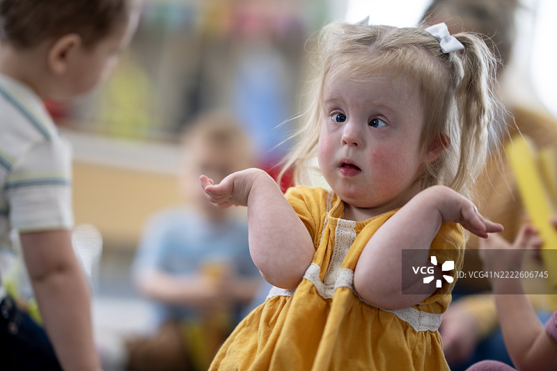 年轻儿童在明亮的教室环境中表现出顽皮的好奇心图片素材
