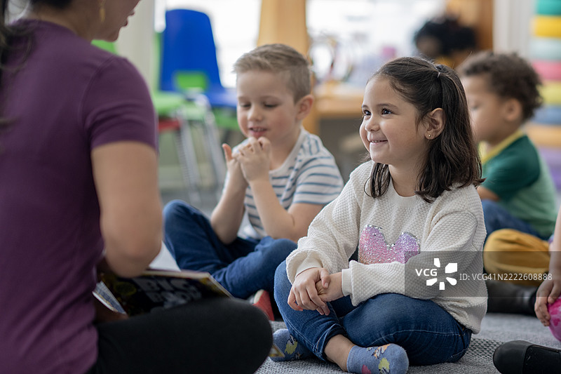 孩子们在课堂上与老师一起参与小组活动图片素材