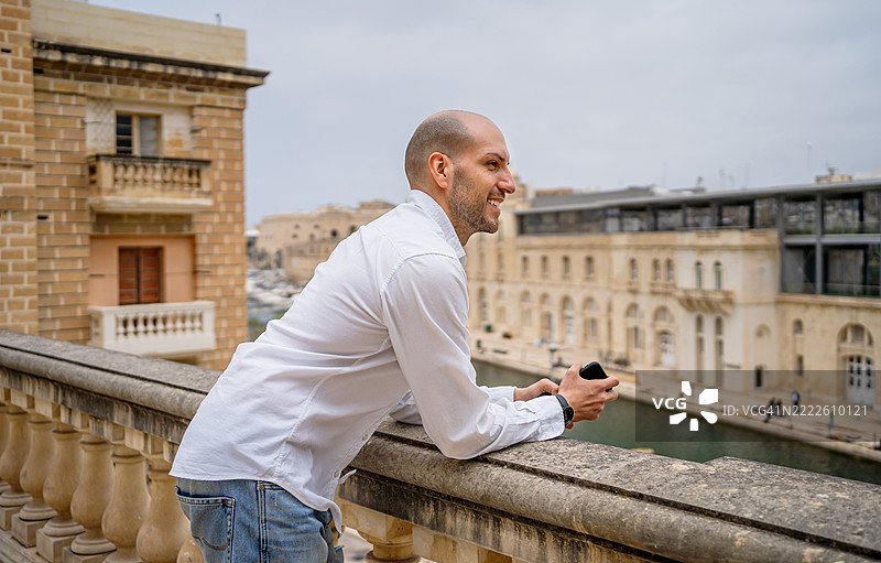 游客在马耳他欣赏运河的美景图片素材
