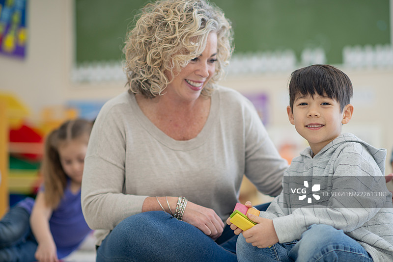 教师在课堂环境中协助儿童进行教育活动图片素材