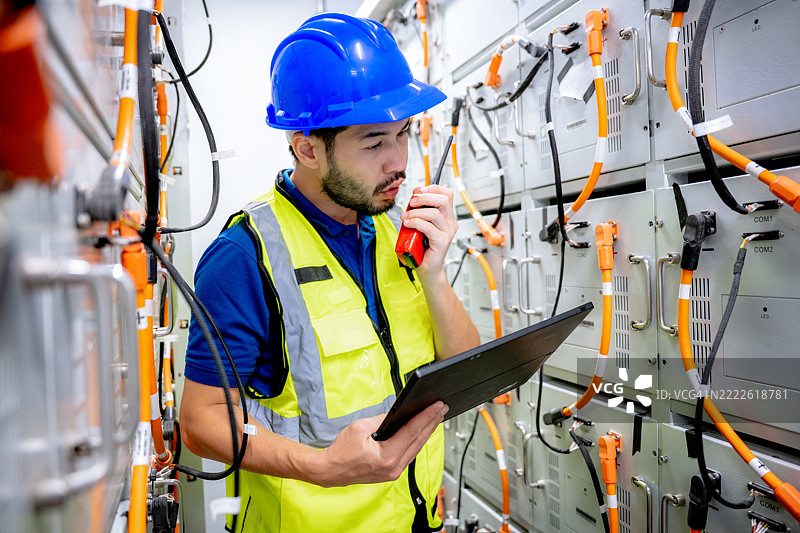 工业技术工人正在太阳能电池厂房检查电力系统的维护。图片素材