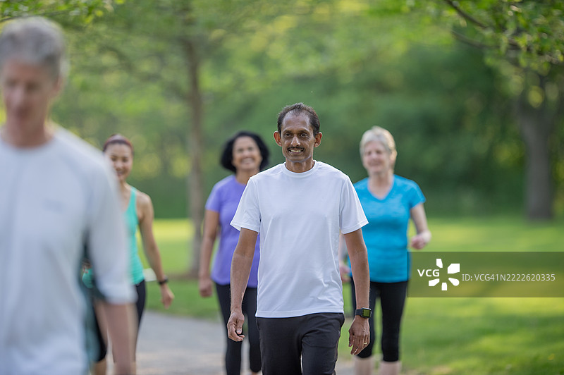 一群成年人在公园环境中一起锻炼图片素材