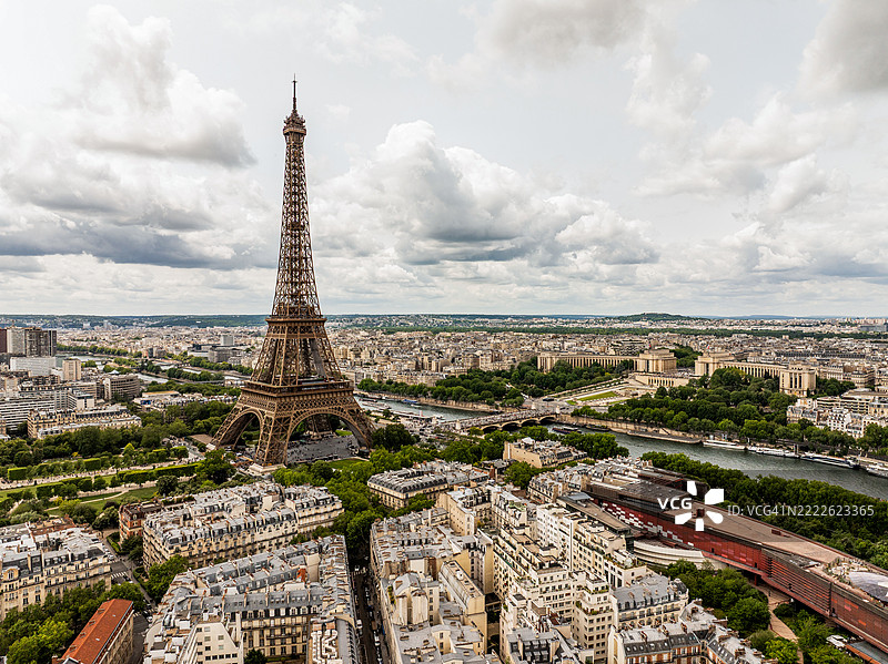 巴黎的空中俯瞰，埃菲尔铁塔尽收眼底图片素材