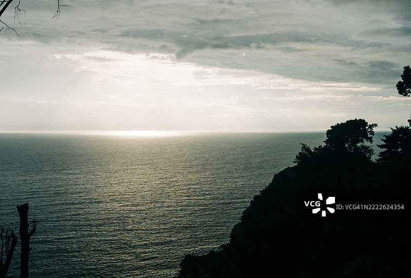 阿切省格鲁特山丘上的树木剪影图片素材