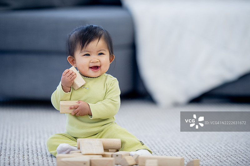 宝宝在舒适的室内环境中玩木块图片素材