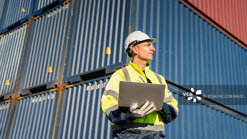 工头和出口团队在港口检查集装箱，管理航运、进口和出口行业的货物运输和物流。图片素材