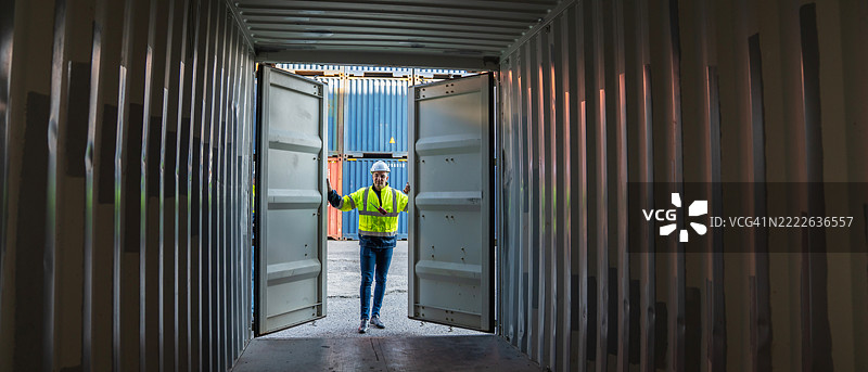 工头和出口团队在港口检查集装箱，管理货物运输，并监督航运和贸易的物流。图片素材