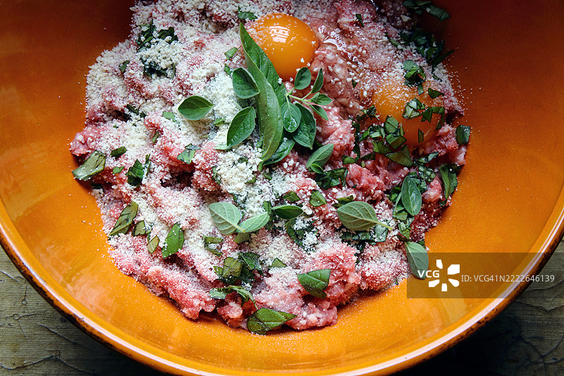 准备肉丸的配料图片素材