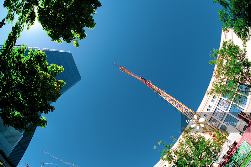 城市建筑工地与天际线：施工起重机与现代建筑图片素材