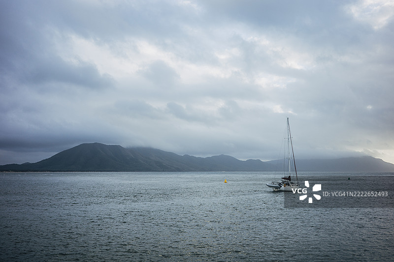 库克镇的海洋和山脉景观，托雷斯海峡和凯普约克，昆士兰，澳大利亚图片素材