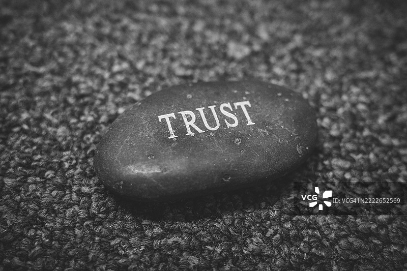 黑色卵石上的“信任”哲学文字图片素材