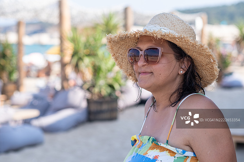 色彩缤纷的海滩氛围与休闲夏季风格图片素材