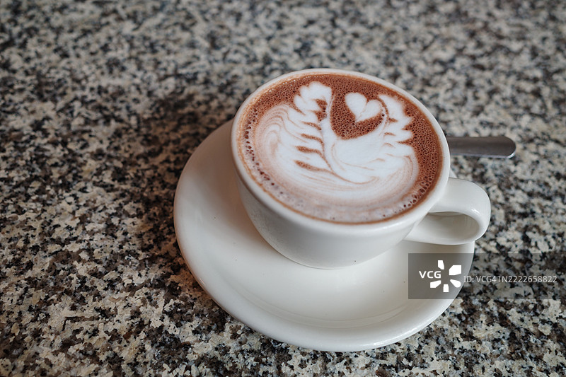 一杯热巧克力或摩卡的特写，展现精美的拉花艺术。图片素材