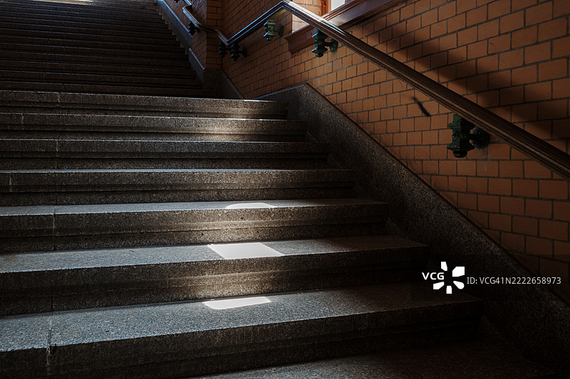 柏林一座历史悠久的石阶上光影交错。图片素材