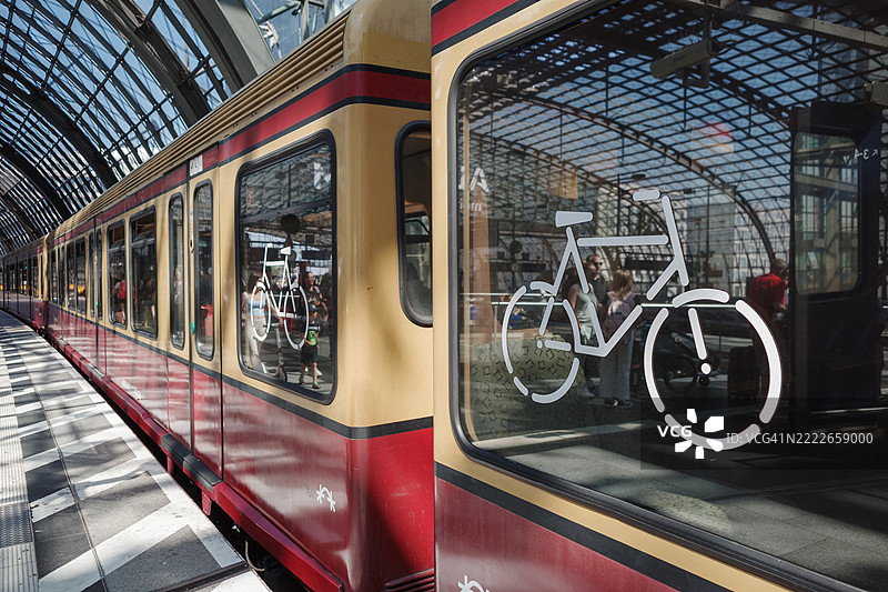 一列带有自行车车厢标志的柏林S-Bahn列车停靠在车站。图片素材