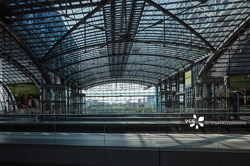 德国柏林中央车站(Berlin Hauptbahnhof)的内部。图片素材