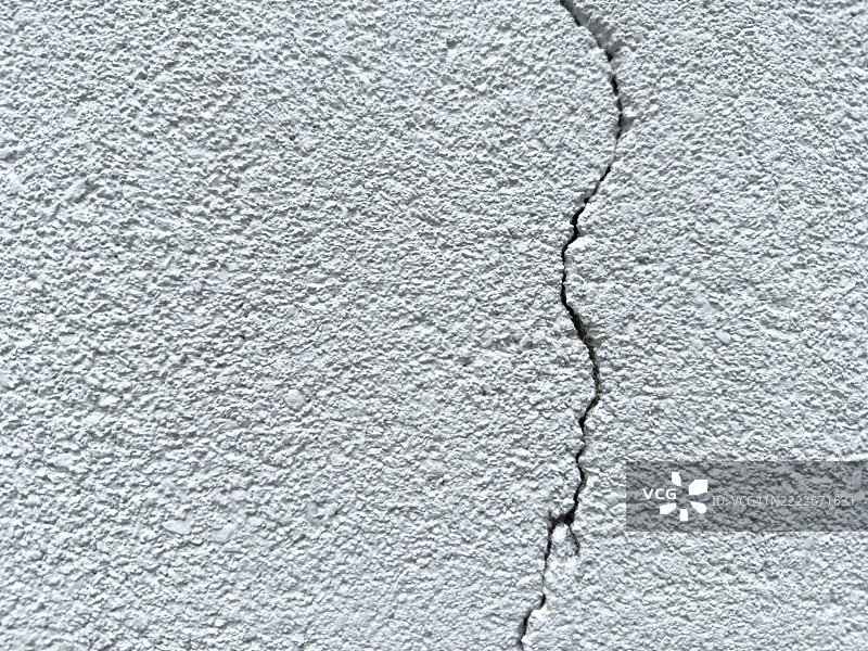 裂纹白色墙壁背景。图片素材