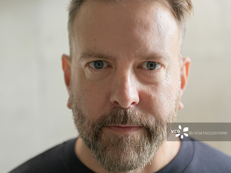 中年男子的特写肖像，留着胡须，表情严肃图片素材