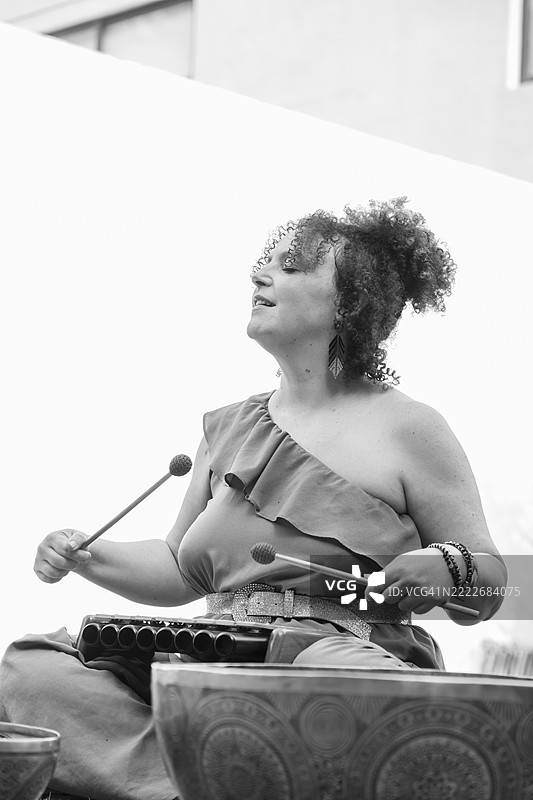 户外演奏手盘和金属琴的女性音乐家图片素材