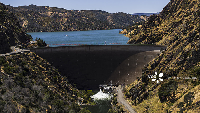 贝里萨湖基础设施。混凝土屏障在加利福尼亚州索拉诺县形成人工水库。图片素材