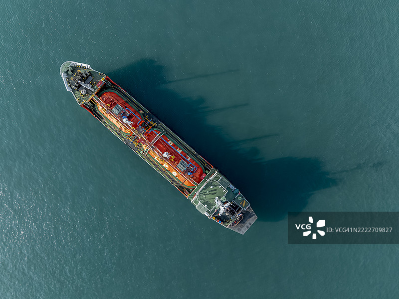 鸟瞰图，油气运输船停靠在海上靠近天然气装卸码头。图片素材