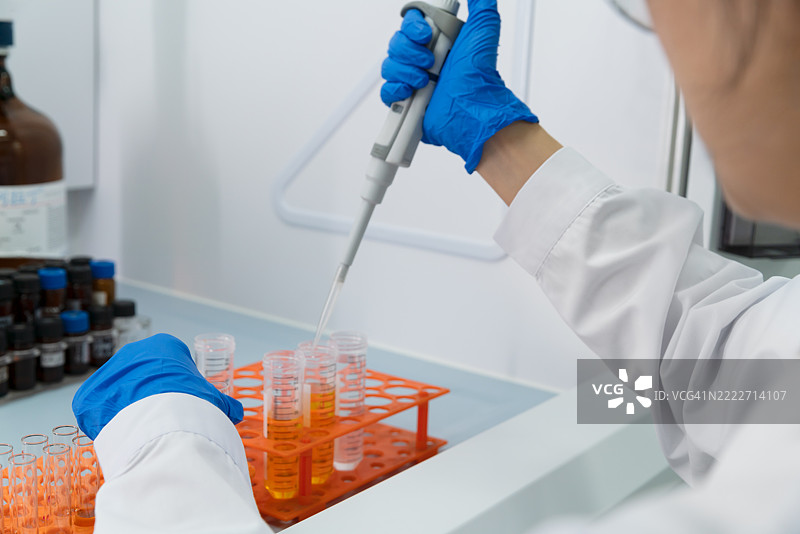 科学家在实验室的生物安全柜中进行科学实验。图片素材