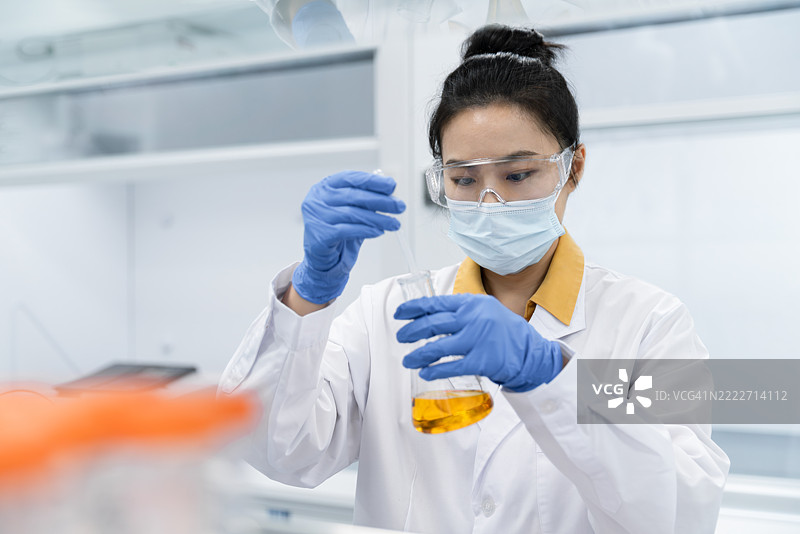 科学家们在现代实验室中工作。图片素材