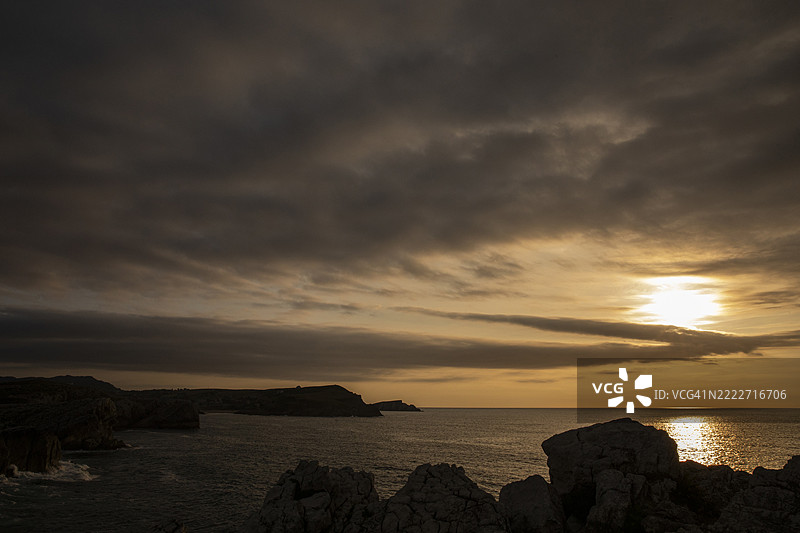 圣坦德岩山的海洋在日落时分图片素材