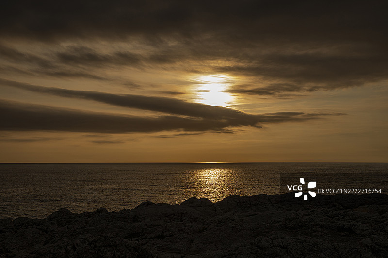桑坦德岩山的海洋在日落时分图片素材