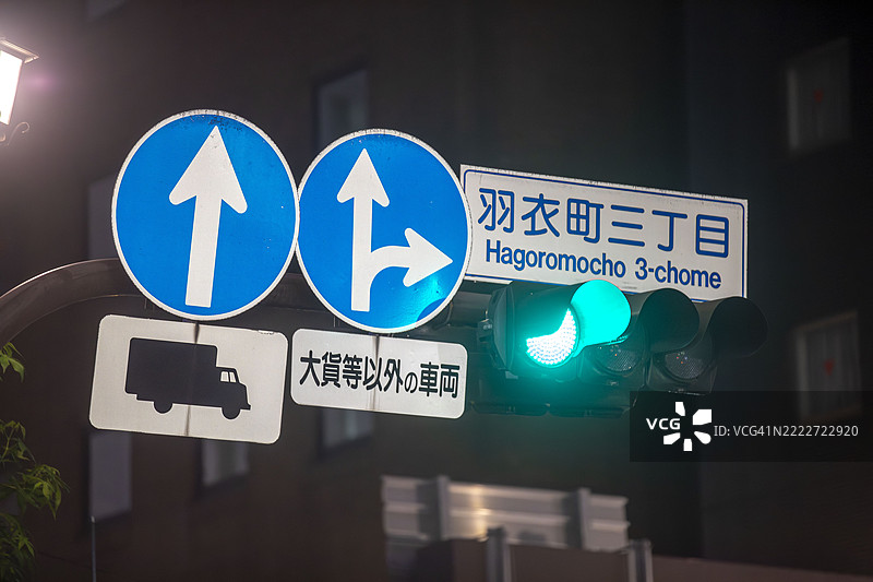 横滨夜间的照明交通和指示标志图片素材