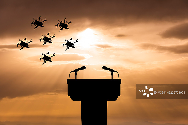 在麦克风上方的神风特攻队无人机图片素材