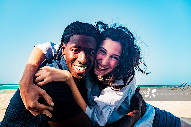 年轻情侣在海滩上相拥的肖像图片素材