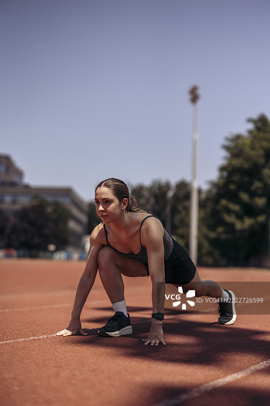 运动员在跑道上准备起跑。图片素材