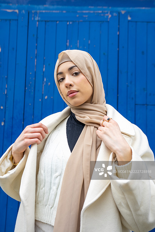 戴着头巾的年轻女性肖像图片素材
