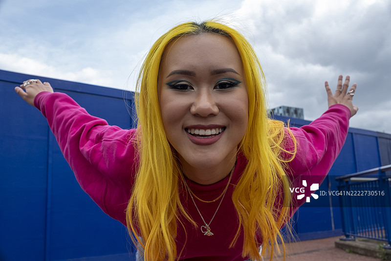 微笑的年轻女性肖像，金色头发图片素材