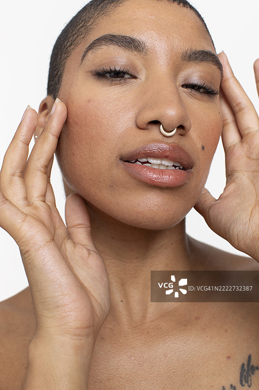 短发和鼻环的女性工作室肖像图片素材