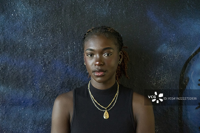 年轻女性的编辫子肖像图片素材