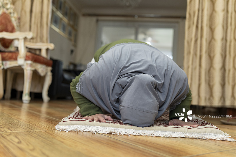 穆斯林女性在家中祈祷图片素材