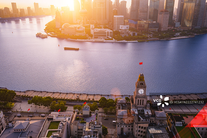 上海早晨，外滩钟楼建筑的鸟瞰图图片素材