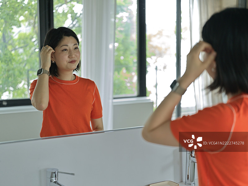 在家中照镜子的日本女性图片素材