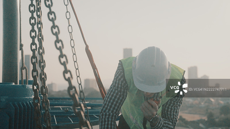技术人员在工业场所对大型冷却塔进行维护。图片素材