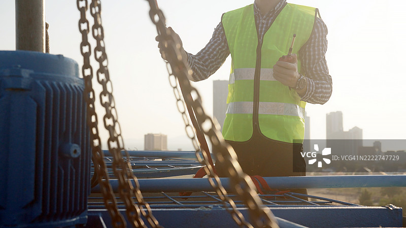 技术人员在工业场所对大型冷却塔进行维护。图片素材