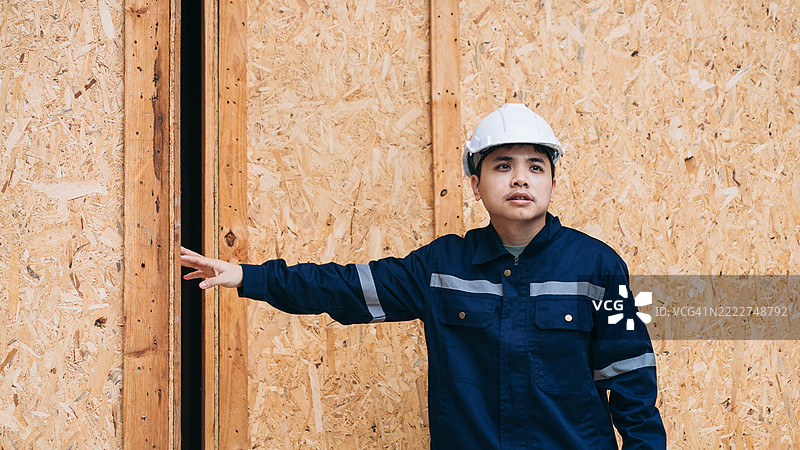 工程师们在宽敞的仓库内仔细检查装在大型木箱中的出口货物，确保质量和准备好进行国际运输。图片素材