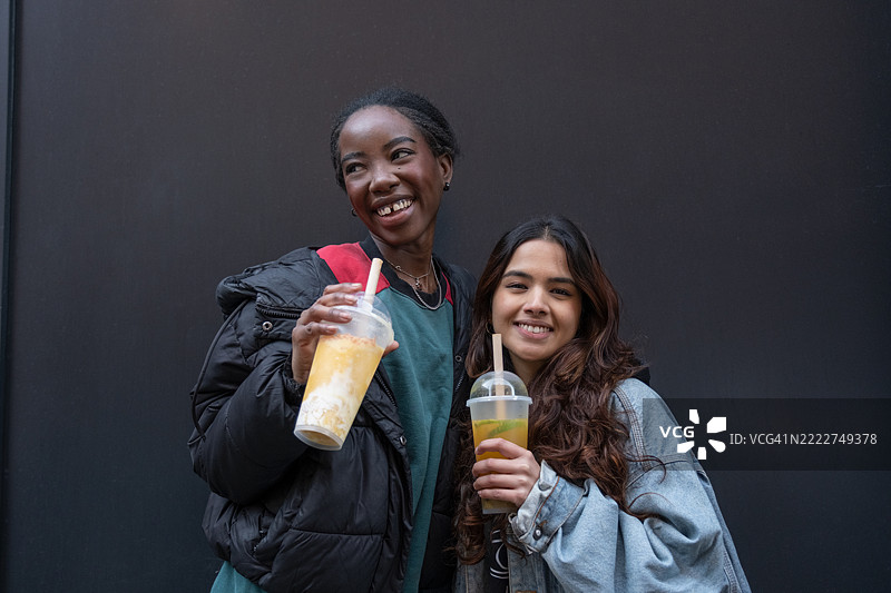 两位快乐的女性在喝奶茶图片素材