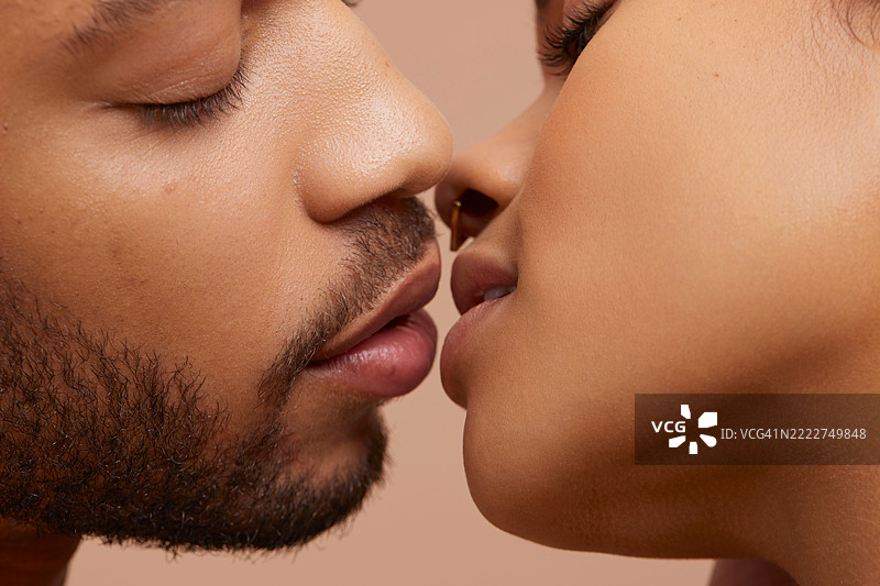 亲吻情侣的工作室肖像图片素材