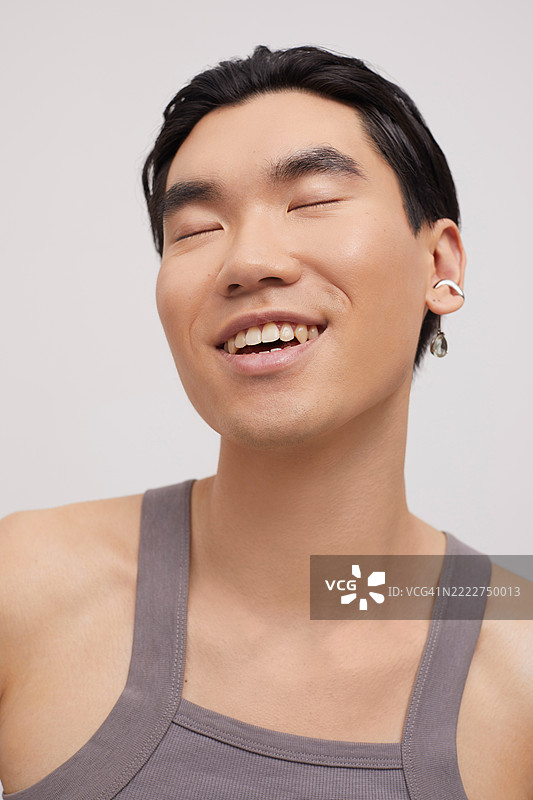 耳洞帅气男士的工作室肖像图片素材