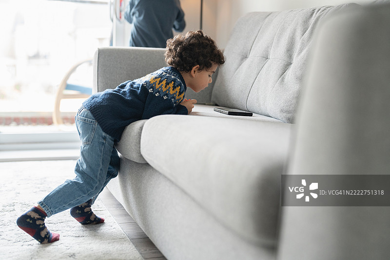 男孩（2-3岁）在家使用平板电脑图片素材