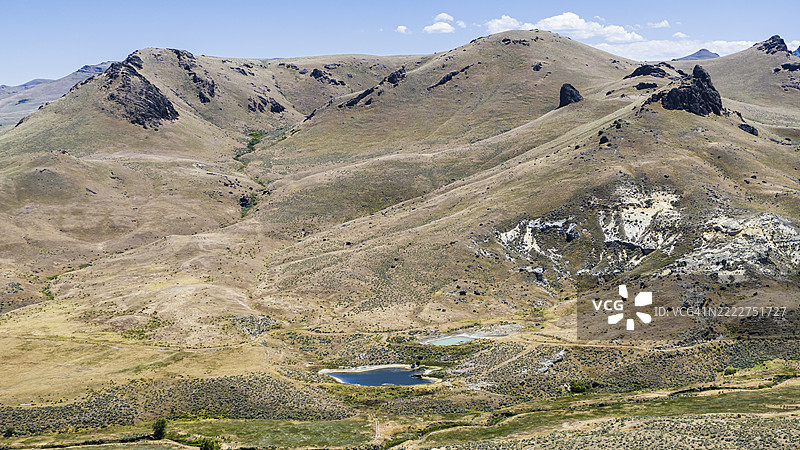 高沙漠湖泊点缀在起伏的丘陵之间。小水体分布在爱达荷州奥怀希县稀疏的景观中。图片素材